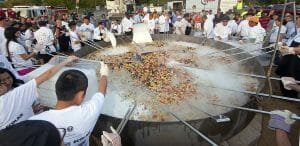 http://news.yahoo.com/umass-students-nosh-6-700-pound-seafood-stew-170051975.html
